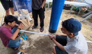 Tim mahasiswa Unja melakukan alih fungsi air gambut di Desa Gambut Jaya agar layak dikonsumsi